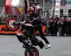 Motosiklet cambazı, nefesleri kesti