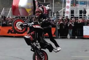 Motosiklet cambazı, nefesleri kesti