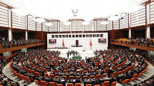 2023 seçimlerinde yeni seçilen meclisteki milletvekili dağılım nasıl oldu?